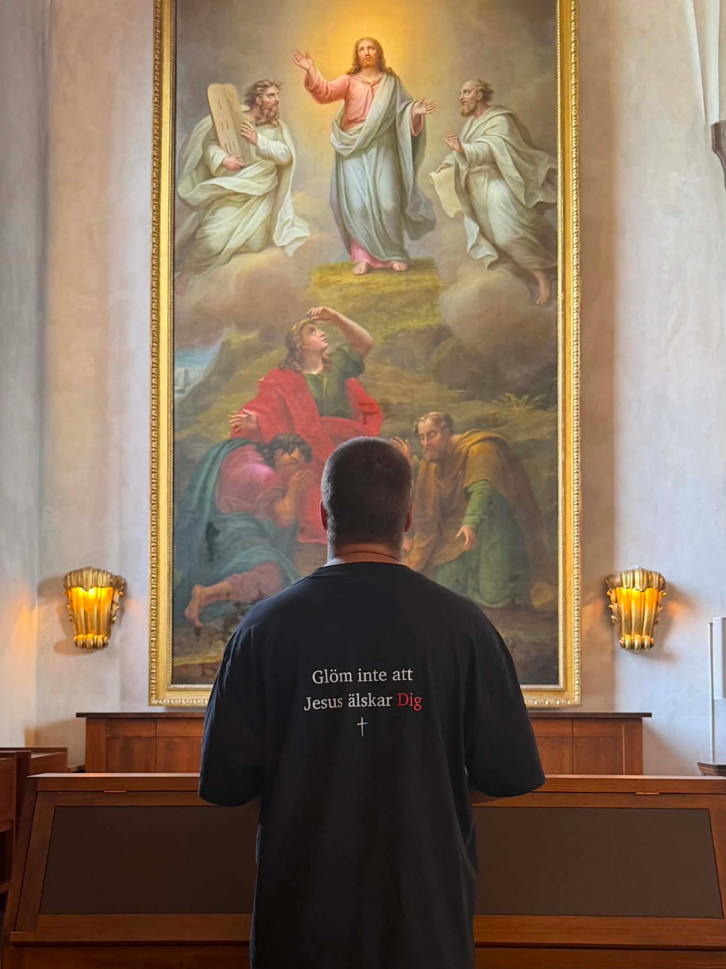 Kund i svart Kläder för Kristus t-shirt i kyrka