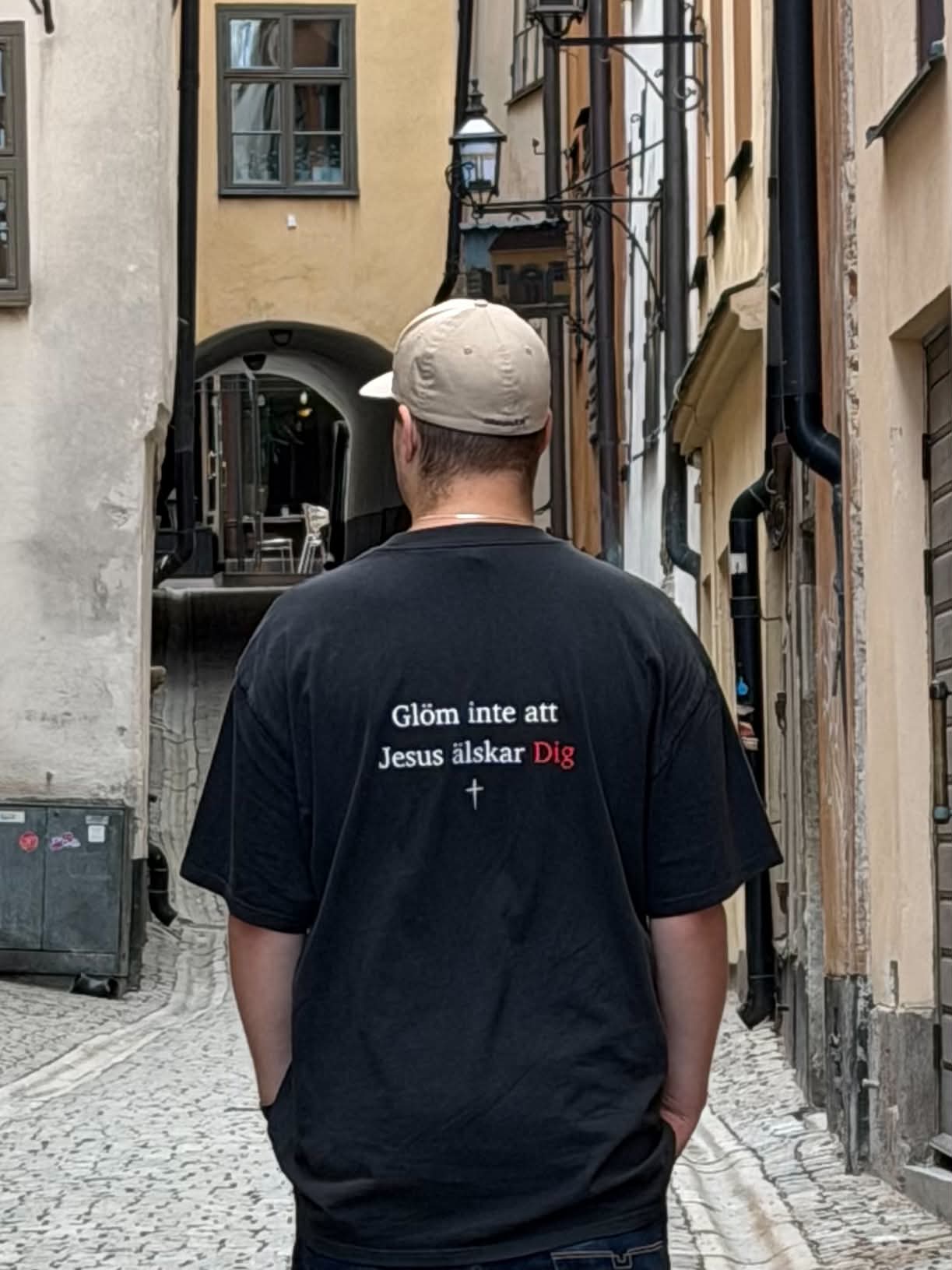 Kund bär svart Kläder för Kristus t-shirt i Gamla stan